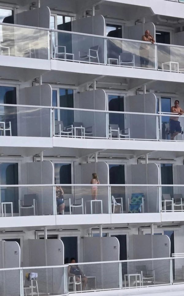 Child on cruise balcony at risk