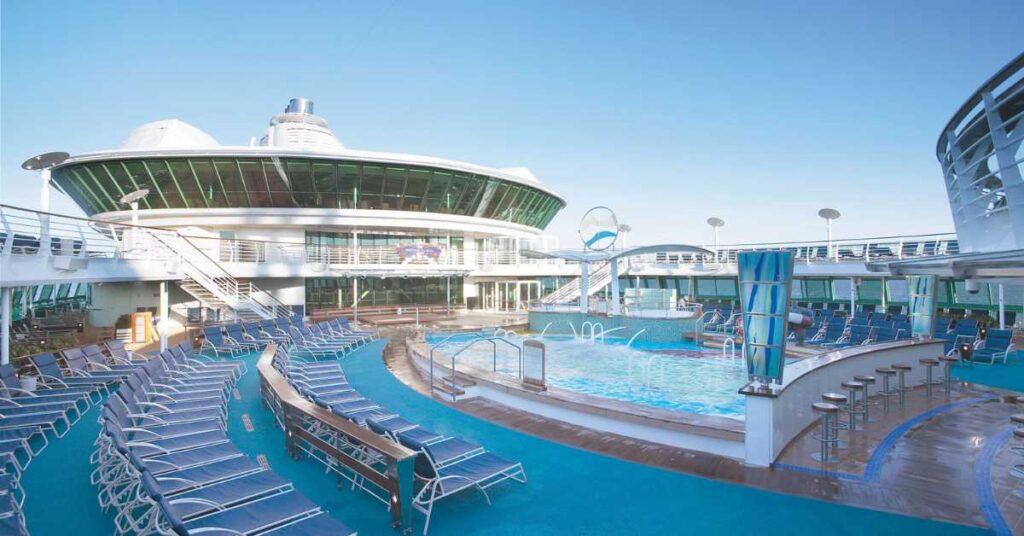 Lido deck showing the Pool on Seranade of the Seas