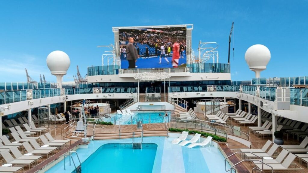 The lido deck on the Sun Princess